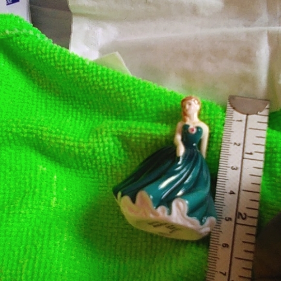 Mini Royal Dolton Figurine (Sarah) - Picture 10 of 13